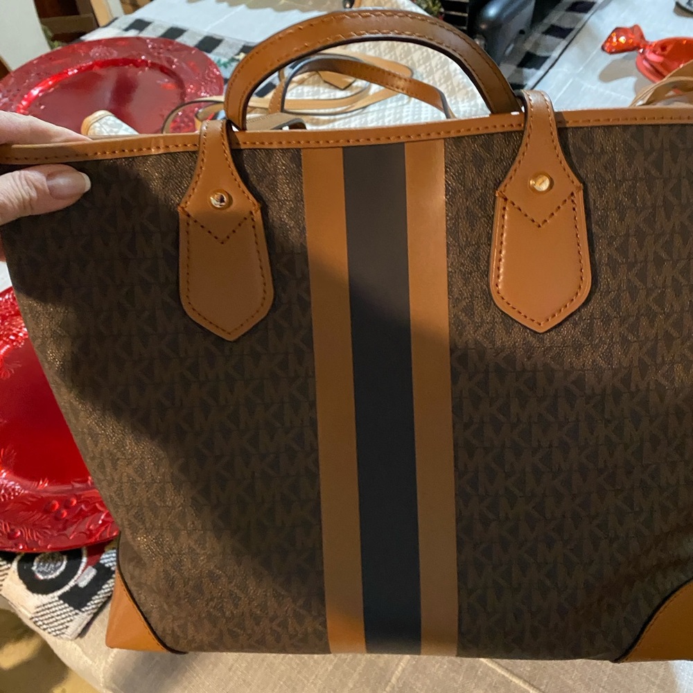 Michael Kors large bag in great condition. Comes with an envelope wallet. - Picture 3 of 11
